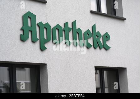 Köln, Deutschland. 02. Juli 2023. Schreiben einer Apotheke an einer Hauswand. Kredit: Horst Galuschka/dpa/Alamy Live News Stockfoto