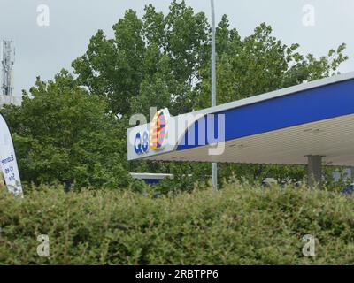 Sankt Vith, Belgien. 02. Juli 2023. Logo, Beschriftung der Q 8 -Öle an einer Tankstelle - gehört der Kuwait Petroleum Corporation (KPC) Kredit: Horst Galuschka/dpa/Alamy Live News Stockfoto