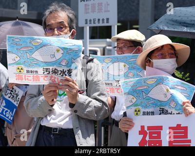 Tokio, Japan. 10. Juli 2023. Die Menschen nehmen an einer Kundgebung gegen Japans Abwasserentsorgungsplan vor der offiziellen Residenz des japanischen Premierministers in Tokio, Japan, am 10. Juli 2023 Teil. Südkoreanische Oppositionsgesetzgeber und Fischer haben zusammen mit japanischen Bürgeraktivisten am Montag in Tokio eine Protestkundgebung abgehalten, um sich gegen die geplante Ableitung radioaktiven Abwassers aus dem verkrüppelten Kernkraftwerk Fukushima auszusprechen und die japanische Regierung aufzufordern, ihre Pläne abzuschaffen. Kredit: Zhang Xiaoyu/Xinhua/Alamy Live News Stockfoto