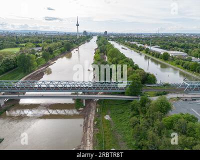 Teich in der Stadt Mannheim mit Seilbahn, die Parks während der Bundesgartenschau BUGA Deutschland verbindet Stockfoto