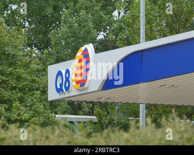 Sankt Vith, Belgien. 02. Juli 2023. Logo, Beschriftung der Q 8 -Öle an einer Tankstelle - gehört der Kuwait Petroleum Corporation (KPC) Kredit: Horst Galuschka/dpa/Alamy Live News Stockfoto