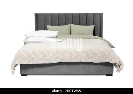 Komfortables graues Bett mit Bettwäsche auf weißem Hintergrund Stockfoto