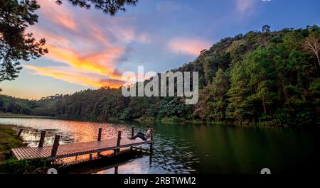 Reisende mit Tablet können sich in Pang Ung Lake, nördlich von Thailand, entspannen. Dies ist eine Touristenattraktion, die die Leute für den Winterurlaub besuchen Stockfoto