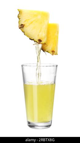 Frisch gepressten Saft aus Ananas in Glas auf weißem Hintergrund gießen Stockfoto
