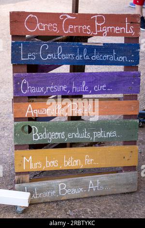 Ein Schild, das Touristen anzieht und aus einer wunderschön bemalten Holzpalette besteht. Stockfoto