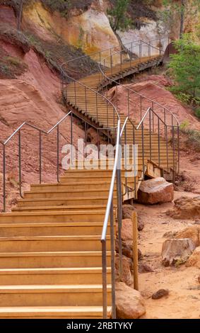 Wunderschöne Aussicht mit vielen Holztreppen, die Sie durch den Ockerbruch in der Stadt Roussillon führen. Stockfoto