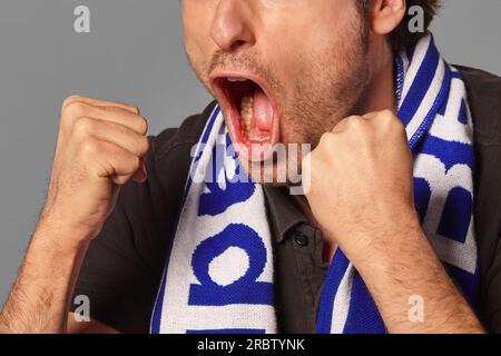 Fußballverein-Fan feiert ein Tor. Lebendiger Fan-Ausdruck. Unterhaltung Stockfoto