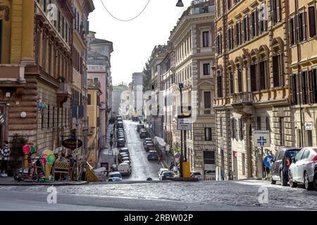 ROM, ITALIEN - 10. MÄRZ 2023: Dies ist die Via Santa Maggiore, die an einem frühen Frühlingsabend die römischen Hügel hinauf und hinunter fährt. Stockfoto
