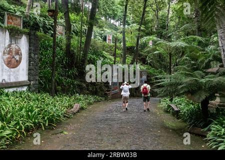 FUNCHAL, PORTUGAL - 24. AUGUST 2021: Unidentifizierte Besucher gehen durch eine der Gassen im Tropischen Garten von Monte. Stockfoto