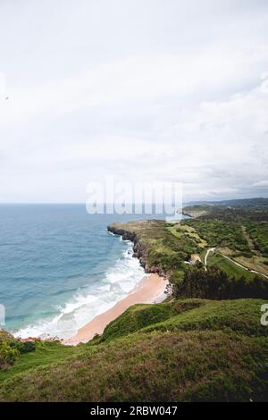 Landschaft des Andrin-Strandes an der grünen asturischen kantabrischen Küste in der Nähe von Llanes. Stockfoto