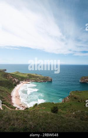 Landschaft des Strands La Ballota an der grünen asturischen kantabrischen Küste, nahe Llanes Stockfoto