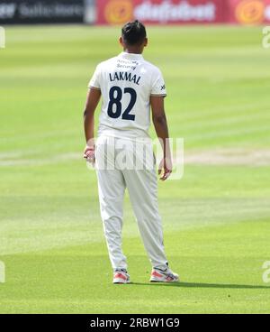 Hove UK 10. Juli 2023 - Suranga Lakmal aus Derbyshire gegen Sussex am ersten Tag des Cricket-Spiels LV= Insurance County Championship auf dem 1. Central County Ground in Hove : Credit Simon Dack /TPI/ Alamy Live News Stockfoto