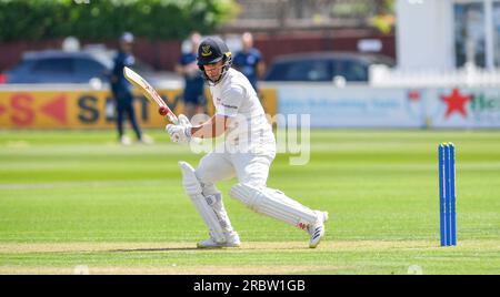 Hove UK 10. Juli 2023 - Tom Haines schlägt für Sussex gegen Derbyshire während des ersten Tages des Cricket-Spiels LV= Insurance County Championship auf dem 1. Central County Ground in Hove: Credit Simon Dack /TPI/ Alamy Live News Stockfoto