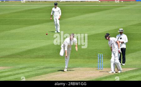 Hove UK 10. Juli 2023 - Alex Thomson von Derbyshire Bowling gegen Sussex am ersten Tag des LV= Insurance County Championship Cricket-Spiels auf dem 1. Central County Ground in Hove : Credit Simon Dack /TPI/ Alamy Live News Stockfoto