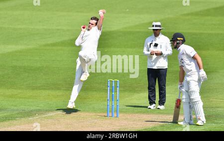 Hove UK 10. Juli 2023 - Sam Conners Bowling für Derbyshire gegen Sussex am ersten Tag des LV= Insurance County Championship Cricket-Spiels auf dem 1. Central County Ground in Hove : Credit Simon Dack /TPI/ Alamy Live News Stockfoto