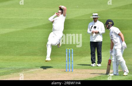 Hove UK 10. Juli 2023 - Sam Conners Bowling für Derbyshire gegen Sussex am ersten Tag des LV= Insurance County Championship Cricket-Spiels auf dem 1. Central County Ground in Hove : Credit Simon Dack /TPI/ Alamy Live News Stockfoto