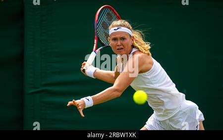 Marie Bouzkova aus der Tschechischen Republik in Aktion während der vierten Runde der Wimbledon-Meisterschaft 2023 am 9. Juli 2023 im All England Lawn Tennis & Croquet Club in Wimbledon, England Stockfoto