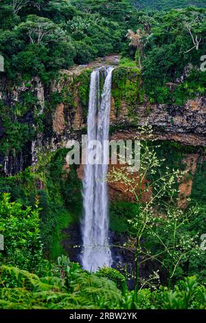 Mauritius, Black River District, Chamarel, der 100 Meter hohe Chamarel-Wasserfall Stockfoto