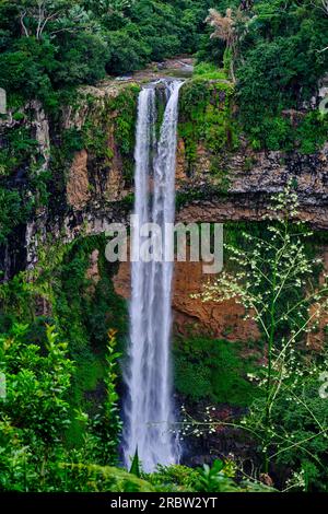 Mauritius, Black River District, Chamarel, der 100 Meter hohe Chamarel-Wasserfall Stockfoto