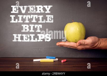 Jede Kleinigkeit Hilft. Text auf dunklem Hintergrund. Stockfoto