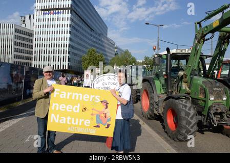 Strasburk, Frankreich. 11. Juli 2023. Dutzende Landwirte mit Traktoren protestieren vor dem Europäischen Parlament in Straßburg, Frankreich, am 11. Juli 2023 gegen das Naturschutzgesetz. Kredit: Kupec Petr/CTK Photo/Alamy Live News Stockfoto