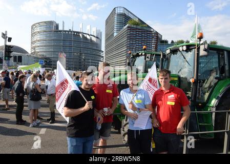 Strasburk, Frankreich. 11. Juli 2023. Dutzende Landwirte mit Traktoren protestieren vor dem Europäischen Parlament in Straßburg, Frankreich, am 11. Juli 2023 gegen das Naturschutzgesetz. Kredit: Kupec Petr/CTK Photo/Alamy Live News Stockfoto