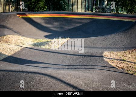Asphaltierte Fahrrad-Rennstrecke, Pumptrack, Kinderspielplatz. Stockfoto
