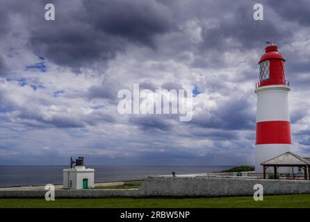 Südlicher Leuchtturm, Nebelhorn und ein sehr bedeckter Himmel Stockfoto