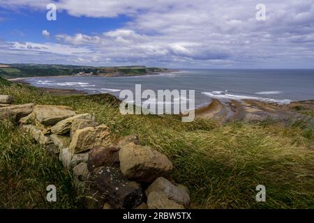 Blick vom Cleveland Way. Diese Aussicht von den Klippen wird gesehen, wenn Sie nach Norden gehen und sich Kettleness nähern, auf der anderen Seite der Bucht befindet sich das Küstendorf Stockfoto