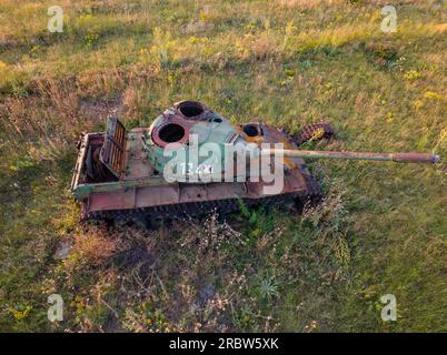 Luftaufnahme über verlassene rostige Kampfpanzer mitten auf einem landwirtschaftlichen Feld. Stockfoto