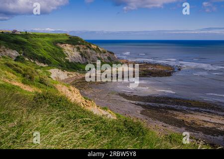 Blick auf Port Mulgrave vom Cleveland Way, direkt südlich des Dorfes. Port Mulgrave liegt an der Küste von North Yorkshire. Es war niedrig Stockfoto