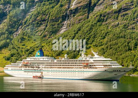 Kreuzfahrtschiff MV Amadea liegt im Geirangerfjord, Norwegen Stockfoto