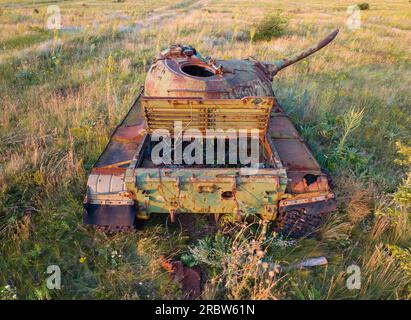 Luftaufnahme über verlassene rostige Kampfpanzer mitten auf einem landwirtschaftlichen Feld. Stockfoto