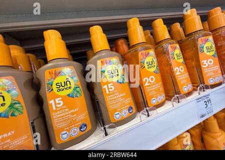 München, Deutschland. 10. Juli 2023. Volle Regale mit Sonnenschutz bei tel, Sundance, DM-Drogerie der Eigenmarke, Sonnenschutzmittel, Hersteller, Marke in einer DM-Niederlassung, Drogerie? Kredit: dpa/Alamy Live News Stockfoto