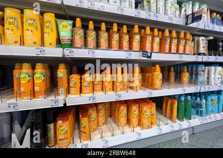 München, Deutschland. 10. Juli 2023. Volle Regale mit Sonnenschutz bei tel, Sundance, DM-Drogerie der Eigenmarke, Sonnenschutzmittel, Hersteller, Marke in einer DM-Niederlassung, Drogerie? Kredit: dpa/Alamy Live News Stockfoto