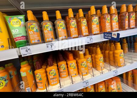 München, Deutschland. 10. Juli 2023. Volle Regale mit Sonnenschutz bei tel, Sundance, DM-Drogerie der Eigenmarke, Sonnenschutzmittel, Hersteller, Marke in einer DM-Niederlassung, Drogerie? Kredit: dpa/Alamy Live News Stockfoto