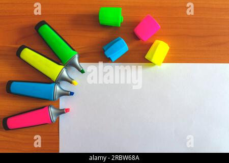 Mehrfarbige Marker. Weißes Papier und mehrfarbige Kappen. Markierungsmuster. Stockfoto