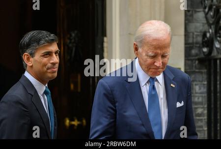 US-Präsident Joe Biden mit dem britischen Premierminister Rishi Sunak nach einem Treffen in der Downing Street 10 am 10. Juli 2023 Stockfoto