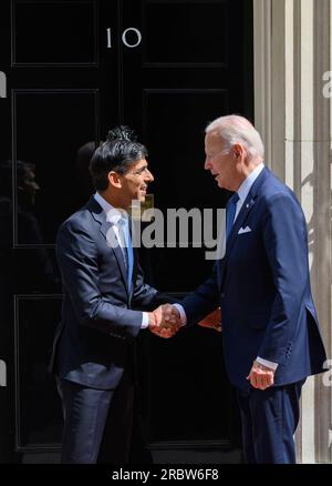 US-Präsident Joe Biden schüttelt dem britischen Premierminister Rishi Sunak die Hand, wenn er am 10. Juli 2023 zu einem Treffen in der Downing Street eintrifft Stockfoto