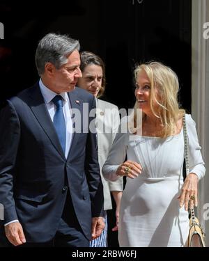 Antony Blinken – USA Außenministerin und Jane Hartley – US-Botschafterin im Vereinigten Königreich, verlässt die Downing Street 10 nach einem Treffen zwischen US-Präsident J. Stockfoto
