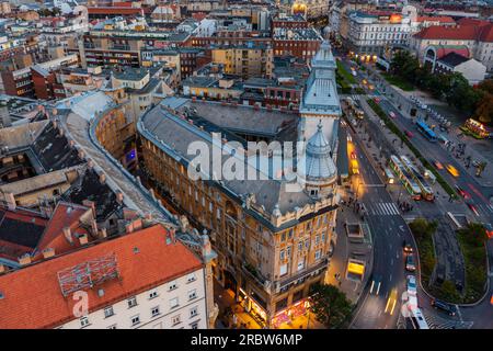 Unvergleichlicher Blick auf die Skyline des Karoly Boulevard und Anker koz in der Innenstadt von Budapest in der Nähe des Deak Ferenc Platzes. Ungarischer Name ist Karoly Korut. Stockfoto