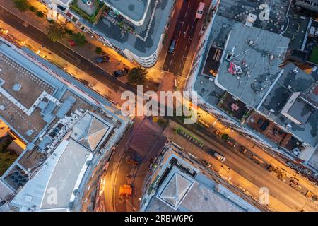 Blick von oben nach unten auf die Kiraly Street in der Innenstadt von Budapest. Stockfoto