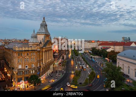 Unvergleichlicher Blick auf die Skyline des Karoly Boulevard in der Innenstadt von Budapest in der Nähe des Deak Ferenc Platzes. Ungarischer Name ist Karoly Korut. Stockfoto