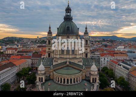 Unvergleichlicher Blick auf die Skyline des berühmten St. Stepehens Basilika in der Innenstadt von Budapest. Das Stadtbild aus der Vogelperspektive. Stockfoto