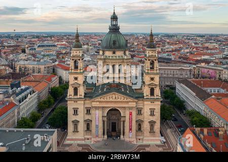 Unvergleichlicher Blick auf die Skyline des berühmten St. Stepehens Basilika in der Innenstadt von Budapest. Das Stadtbild aus der Vogelperspektive. Stockfoto