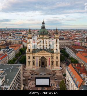 Unvergleichlicher Blick auf die Skyline des berühmten St. Stepehens Basilika in der Innenstadt von Budapest. Das Stadtbild aus der Vogelperspektive. Stockfoto
