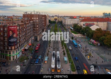 Unvergleichlicher Blick auf die Skyline des Karoly Boulevard in der Innenstadt von Budapest in der Nähe des Deak Ferenc Platzes. Ungarischer Name ist Karoly Korut. Stockfoto