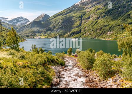 Kreuzfahrtschiff MV Amadea liegt im Geirangerfjord, Norwegen Stockfoto