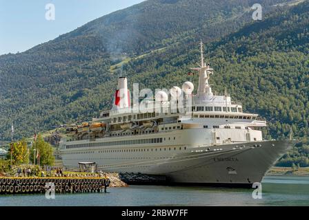 Das Kreuzfahrtschiff Boudicca der Fred Olsen Cruise Line ankerte im Flam Harbor am Aurlands Fjord, Norwegen Stockfoto