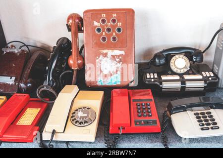 Alte Diskettelefone. Telefone mit Hörer und Disc-Tasten. Telefon im Retro-Stil Stockfoto